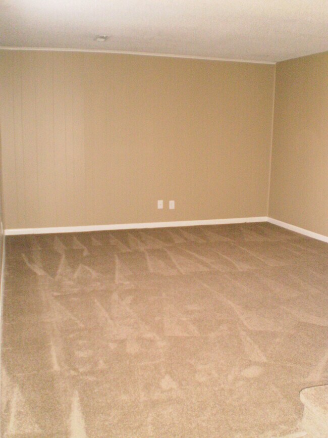 Building Photo - NICE--2 Bedroom 1.5 Bath Townhouse WEST of...