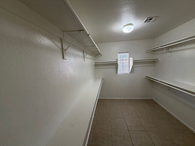 Building Photo - Discover a refreshed 4-bedroom, 2.5-bath home in Las Vegas 89149