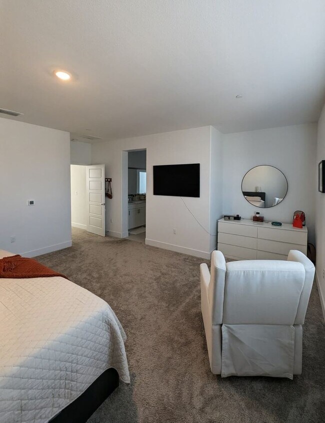 Building Photo - Beautiful and Spacious 4BR 3BA Home in Roseville