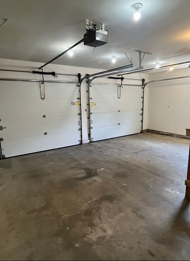 Building Photo - PRELEASING: Updated 3 bed/1 bath Rambler in Roosevelt Neighborhood!