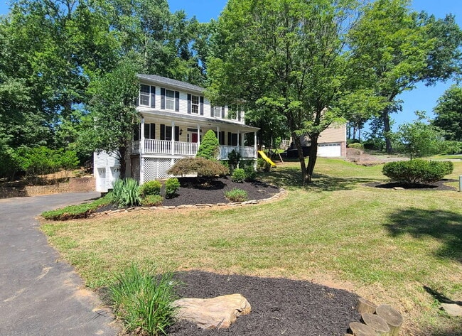 Building Photo - 4 BR, 2.5 BA Colonial with Attached Garage