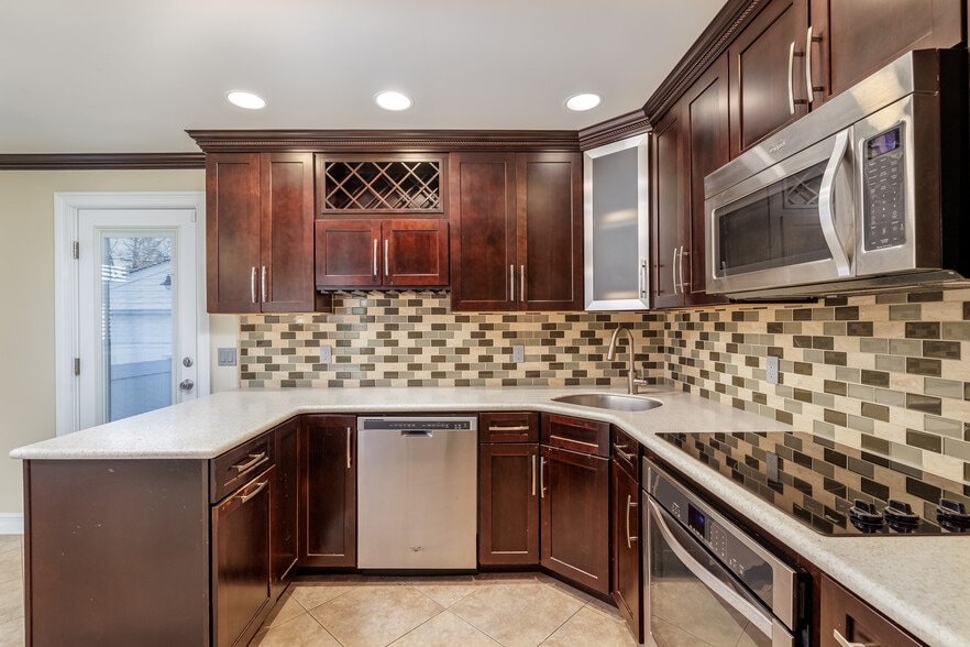 Building Photo - 762 Caryl St