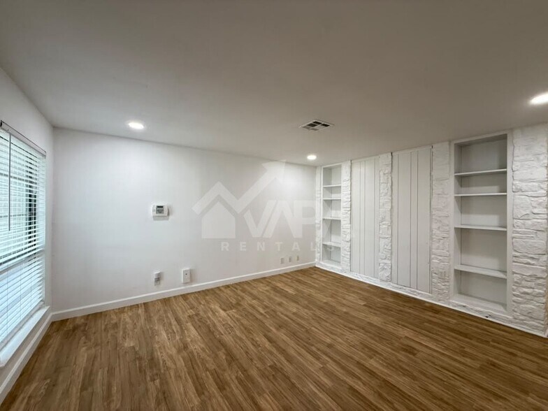 Building Photo - 6707 Cypress Lake Dr