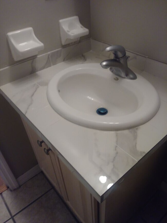 Building Photo - Gated Community 1 Bedroom 1.5 Bath Near Do...