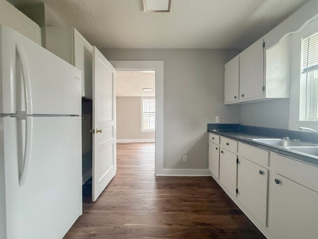 Building Photo - Single-Level 1-Bedroom Duplex with Yard and Covered Porch in Sparta