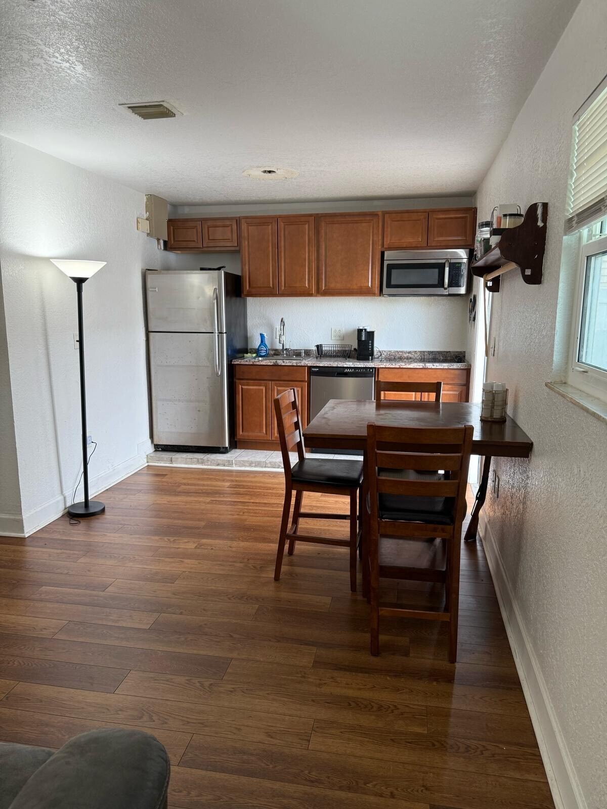 dining/ kitchen - 670 NW Treemont Ave