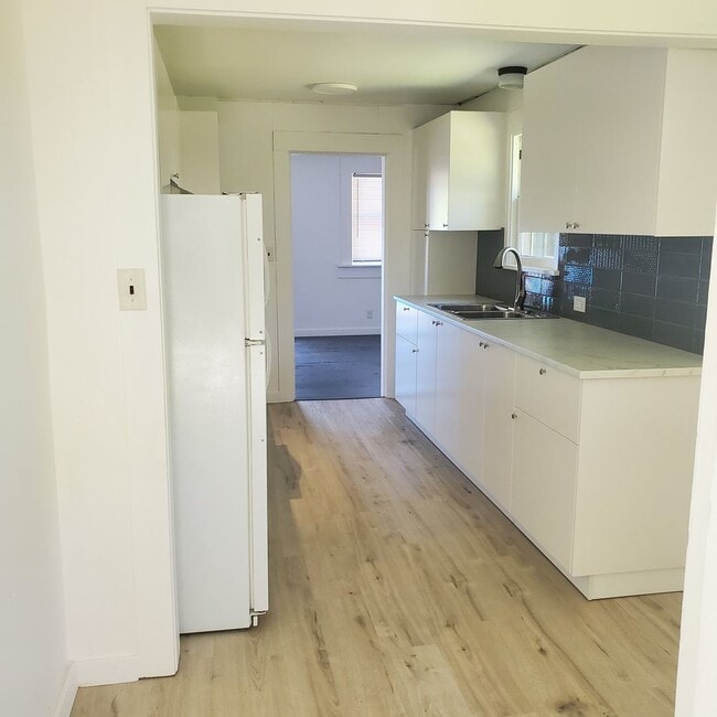 Building Photo - 2 Bedroom, 1 Bathroom Home with a Den for ...