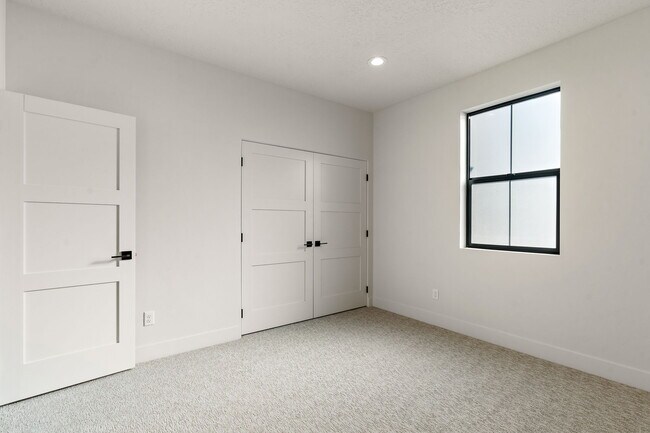 Building Photo - 98 S Carbon Rivet Ave