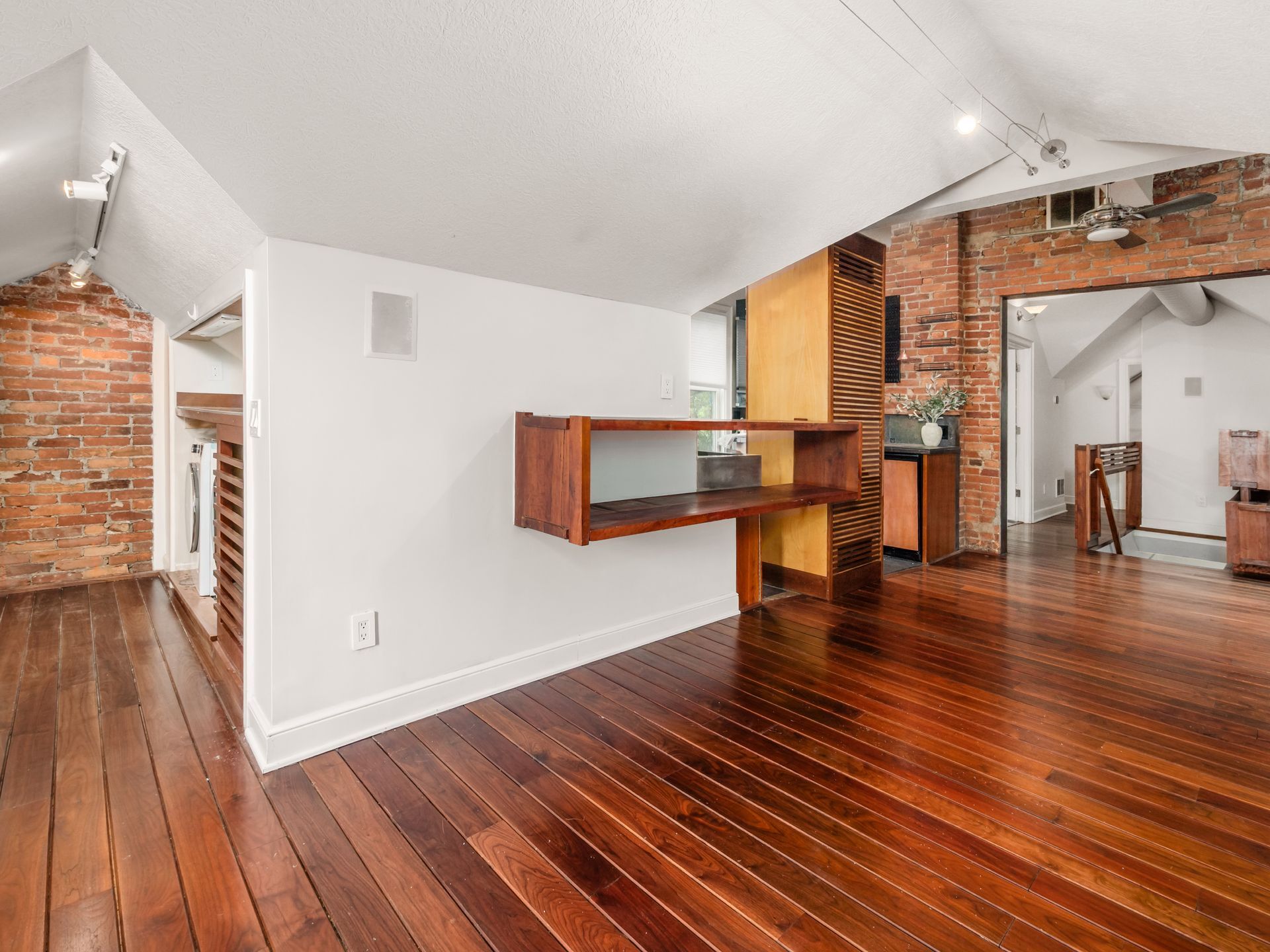 Building Photo - 36 E Kossuth St