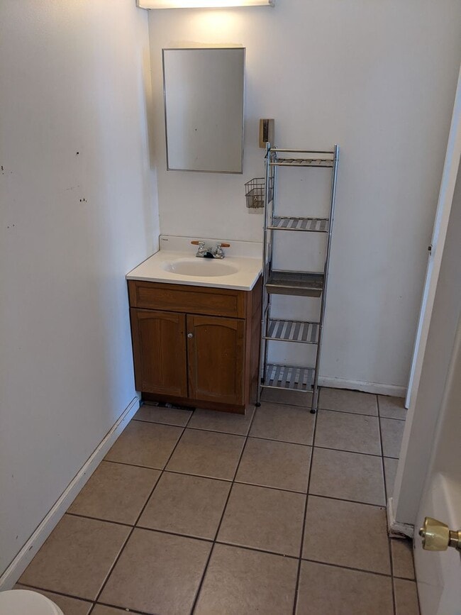 Building Photo - 1709 E Willow Ct