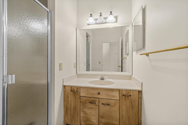 Building Photo - 604 Parkside Pl