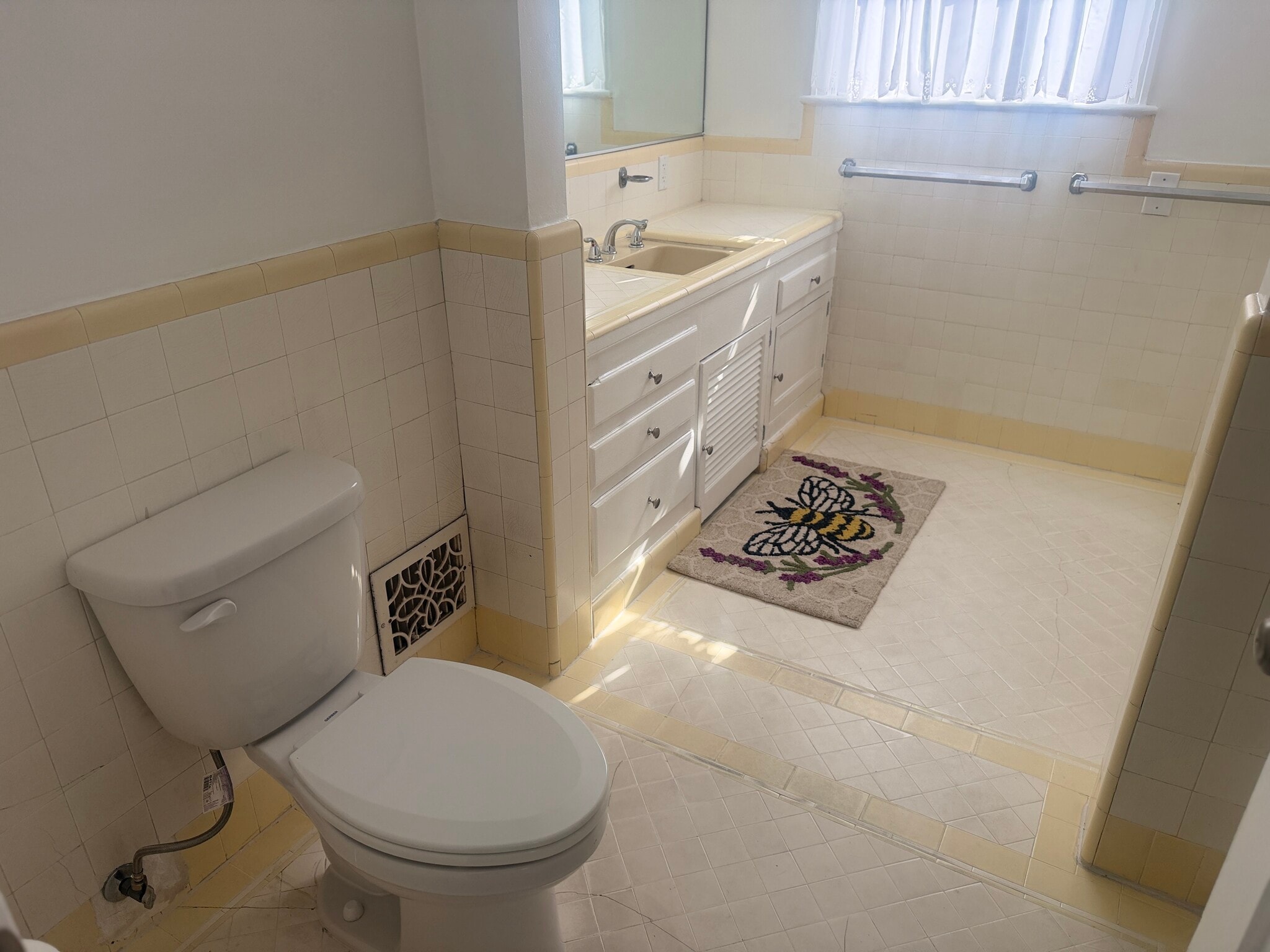 Main Bathroom - 3645 Monon St