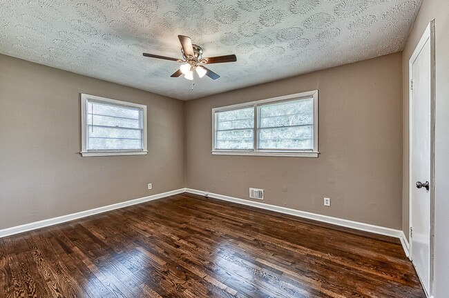 Building Photo - 3 bedrooms & 1.5 bath in Decatur!