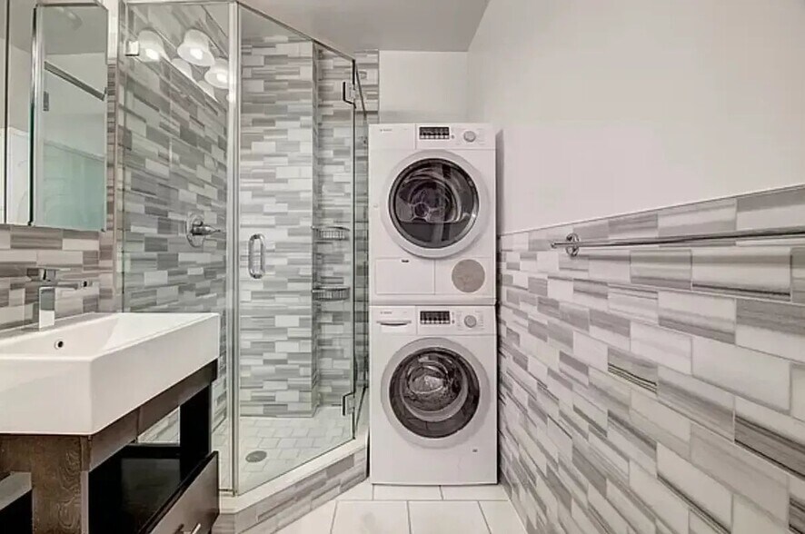 Building Photo - 564 Hudson St