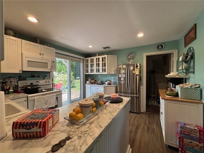 Building Photo - 6 Hickory Ave