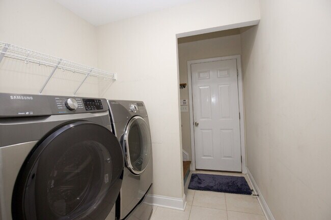 Building Photo - *Lease Special!* Fiber optic internet incl...