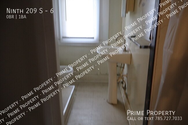 Building Photo - Ninth 209 S-6