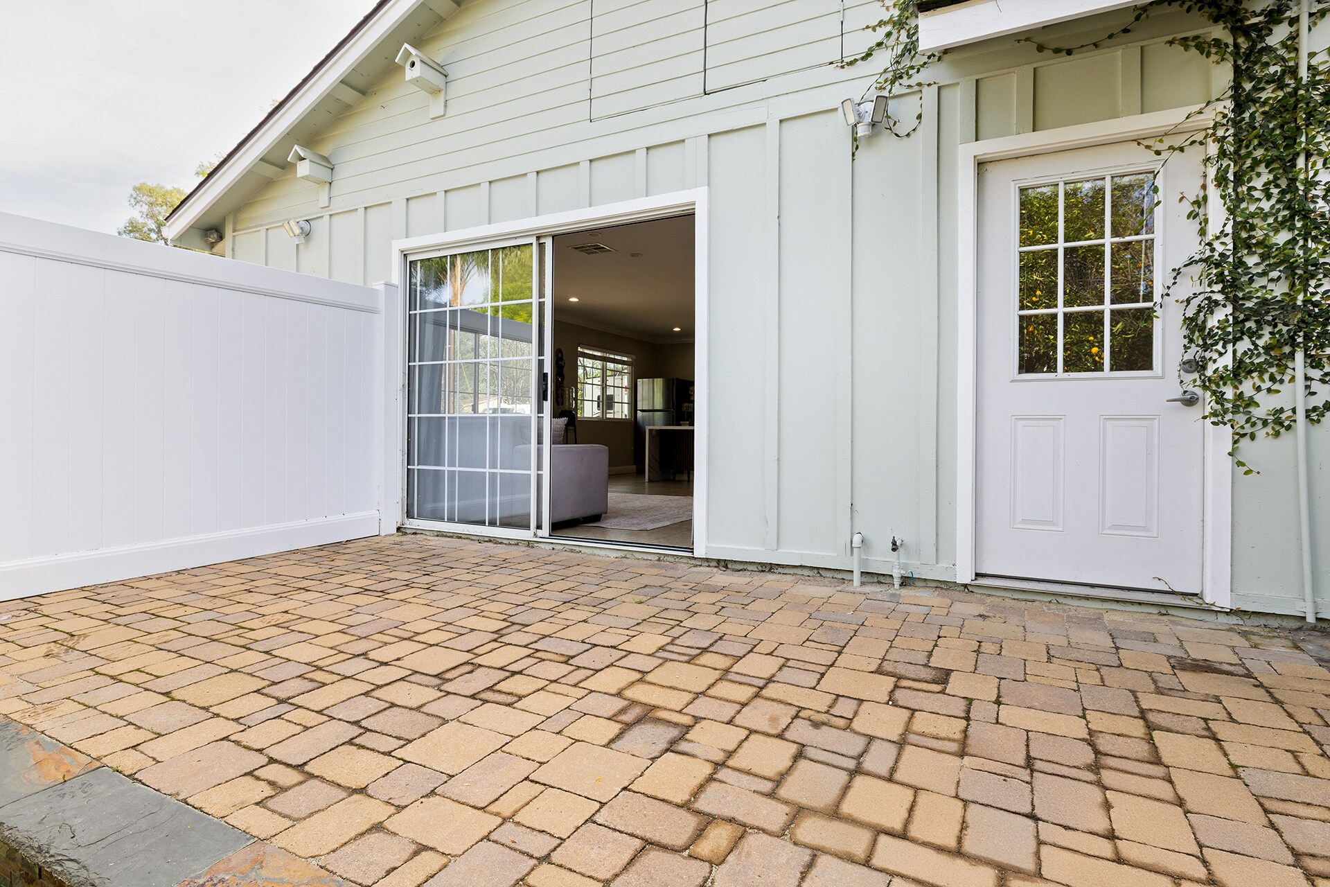 Building Photo - 23018 Oxnard St