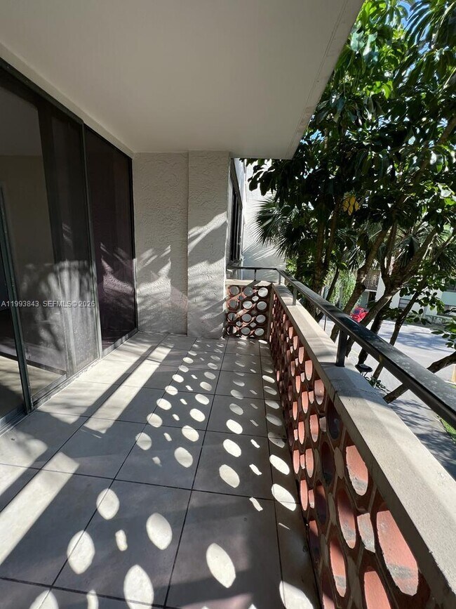 Building Photo - 4222 Inverrary Blvd