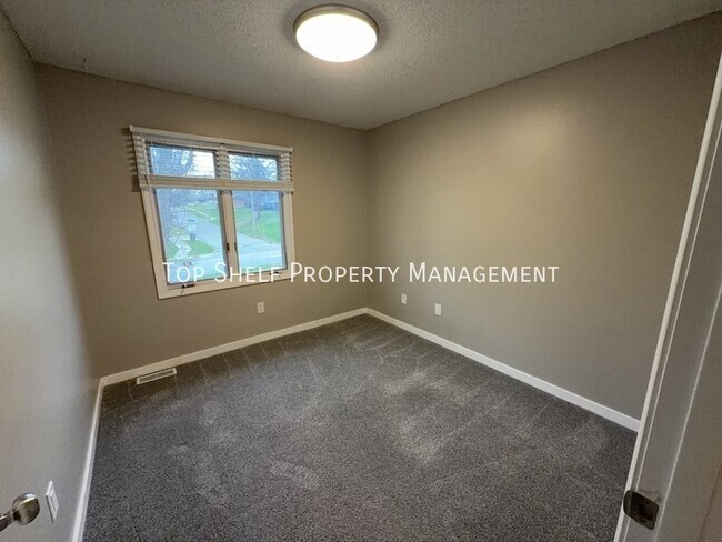 Building Photo - 302 E Park Ave