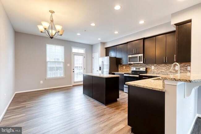 Building Photo - 613 Ravenwood Dr