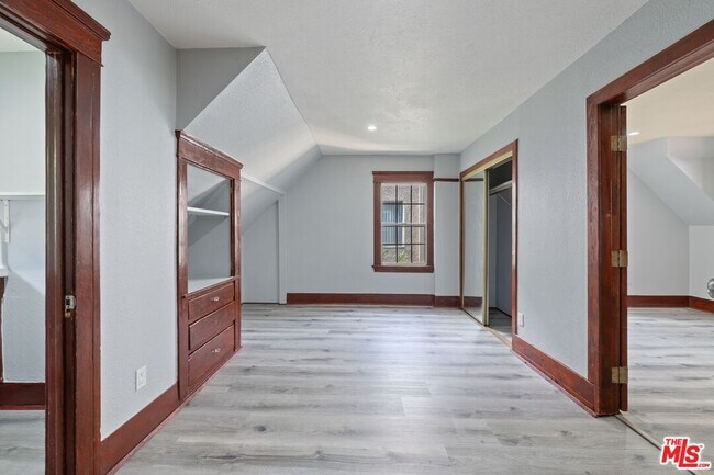 Building Photo - 1750 W 49th St