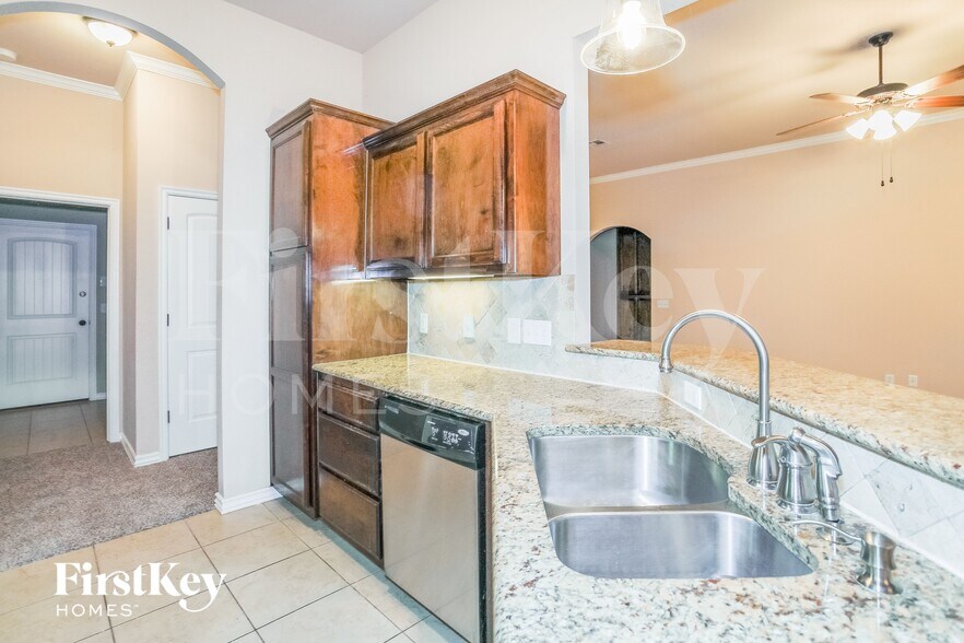 Building Photo - 601 Apple Tree Ln