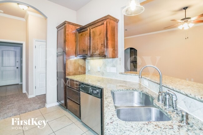 Building Photo - 601 Apple Tree Ln