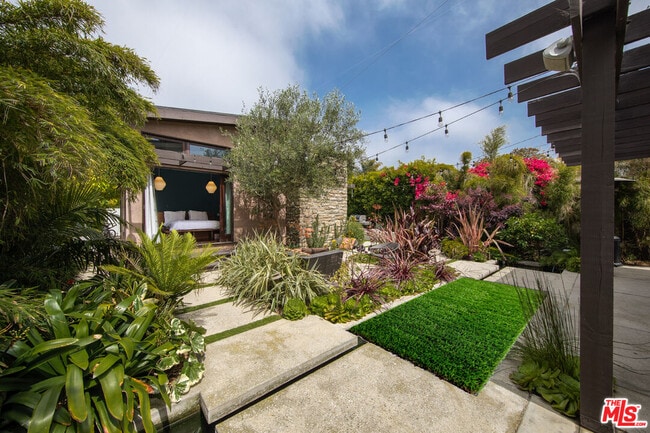 Building Photo - 1070 Amoroso Pl