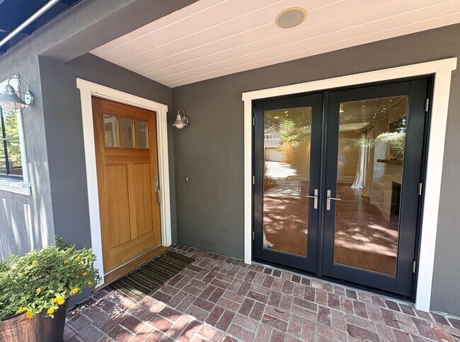 Building Photo - Spacious 5BR/3.5BA Palo Alto Home with Gourmet Kitchen & Large Backyard