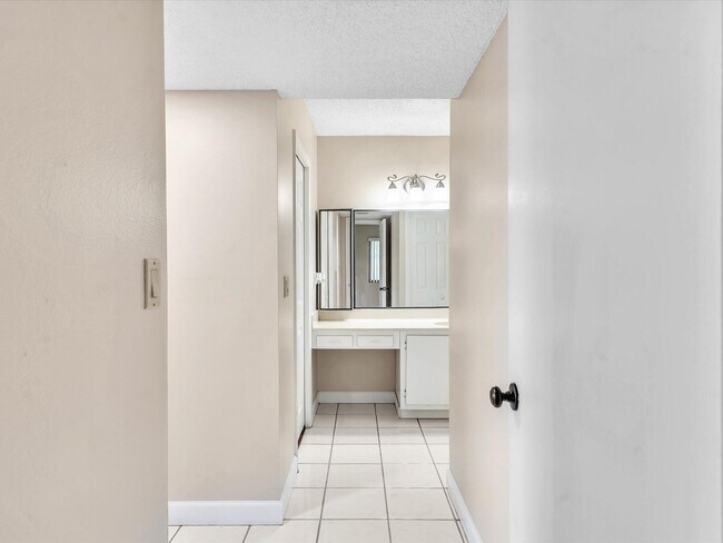 Building Photo - 16252 Laurel Dr