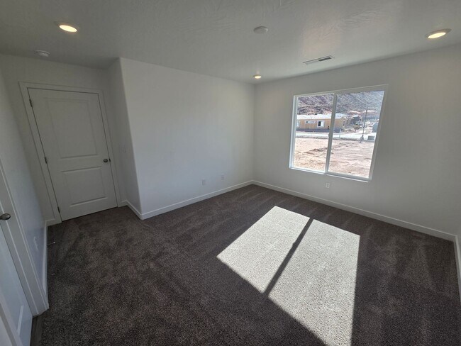 Building Photo - Discover Your Washington Dream Home!