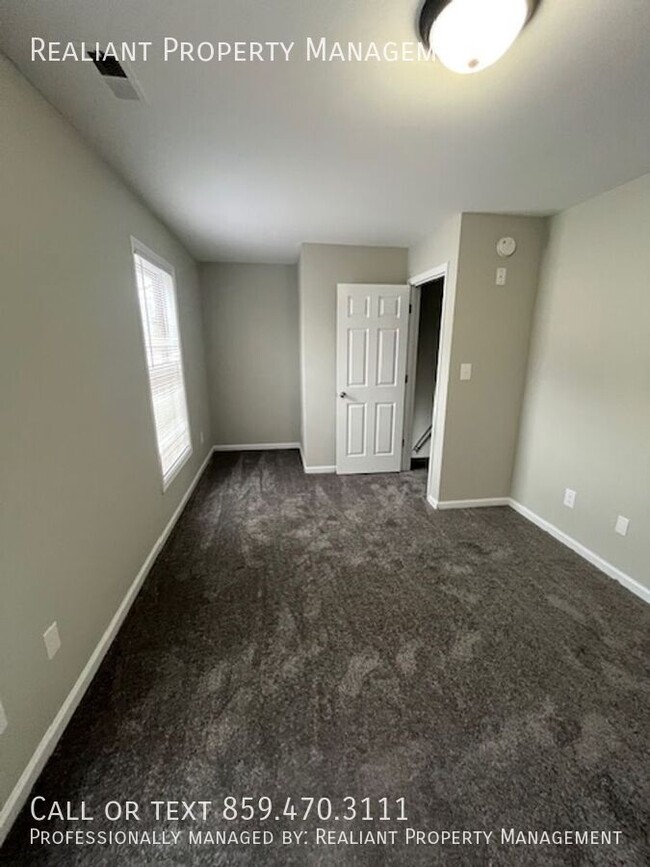 Building Photo - Just Updated! Huge 3 bedroom, 2.5 bath wit...