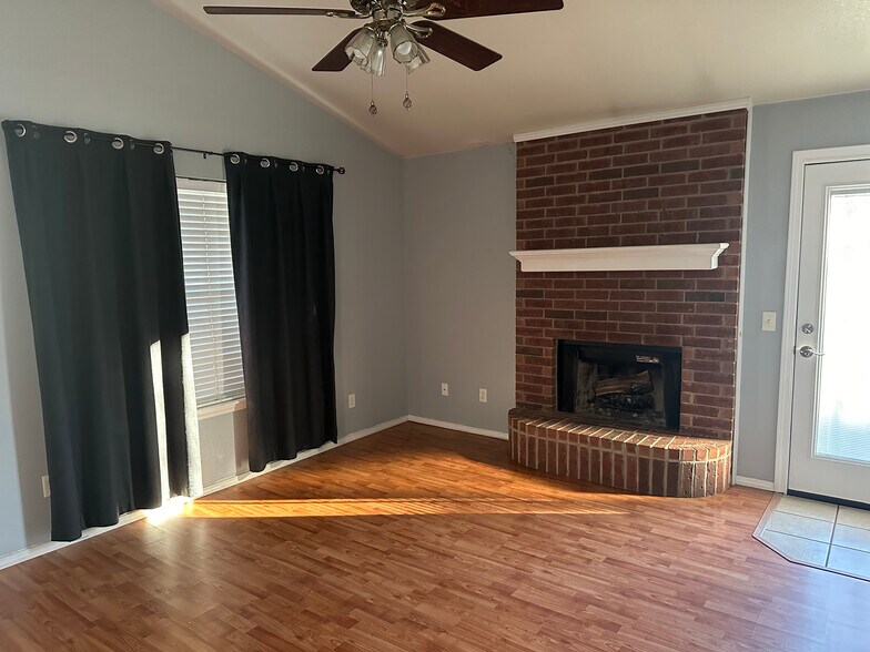 Living room - 1004 Shadowlake Rd
