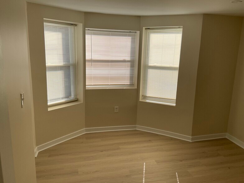 Building Photo - 903 Lindley Ave