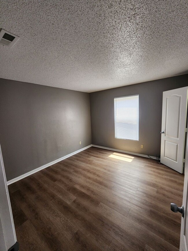 Building Photo - Great single family home!