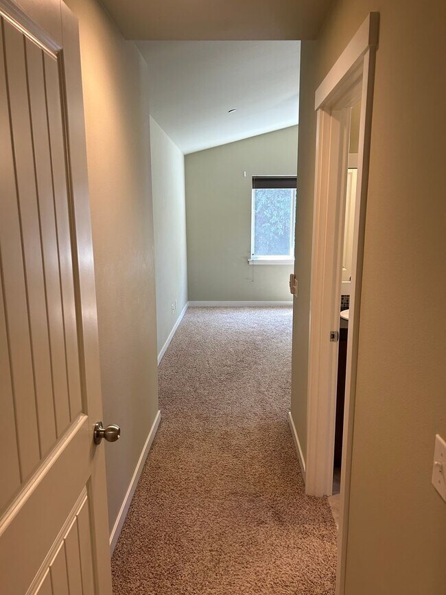 Building Photo - Newer Duvall 5 Bedroom 3 Bath Luxury Home