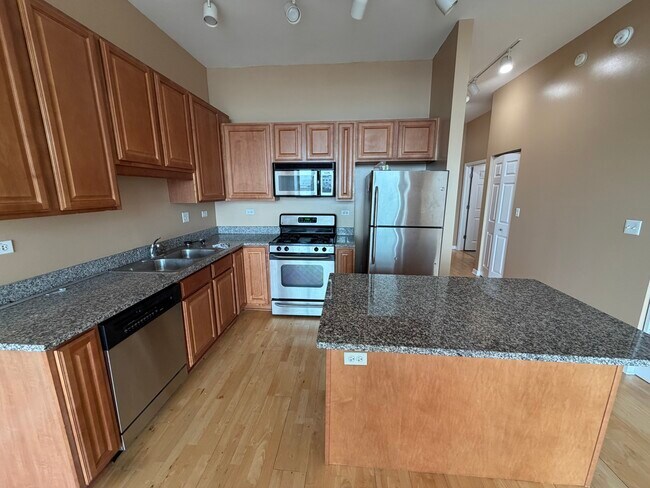 Building Photo - 1600 S Indiana Ave