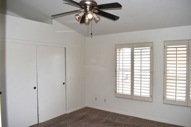 Building Photo - 3 Bedroom 2.5 Bath Townhome in the Knolls-...