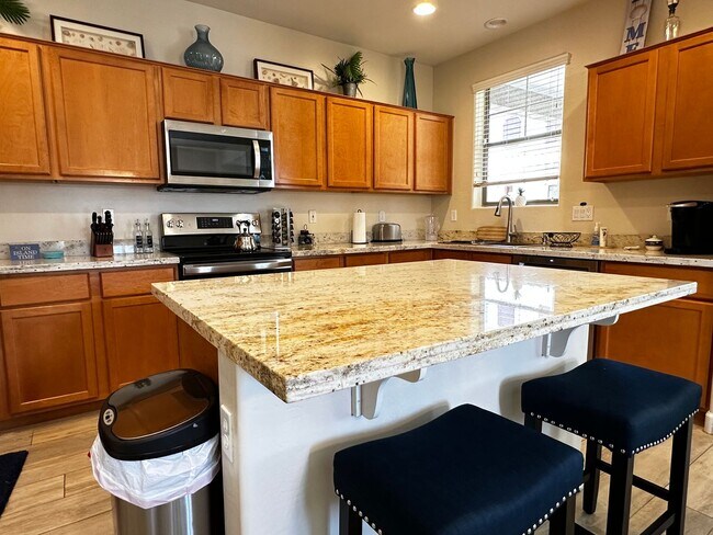 Building Photo - HIGHLY DESIRABLE FULLY FURNISHED 3 BEDROOM...