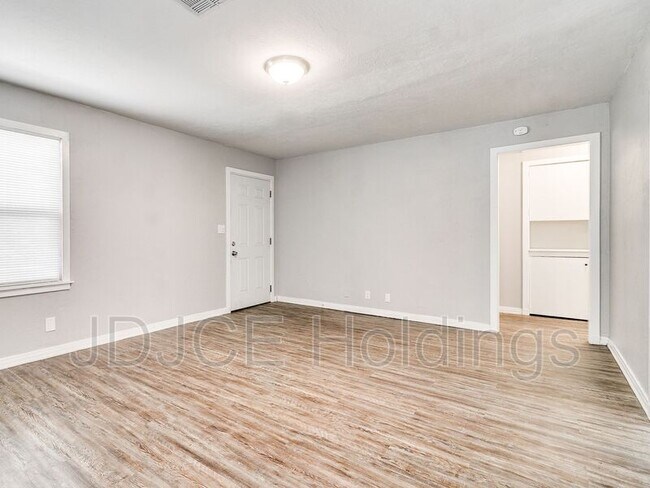 Building Photo - 536 E Northrup Dr