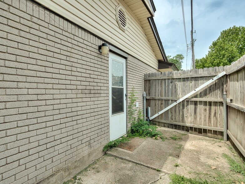Building Photo - 106 N Norman Ave