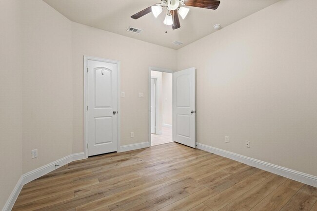 Building Photo - 7822 Cottonwood Dr