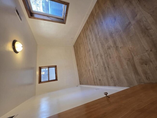 Building Photo - 1620 Hanaford Ave