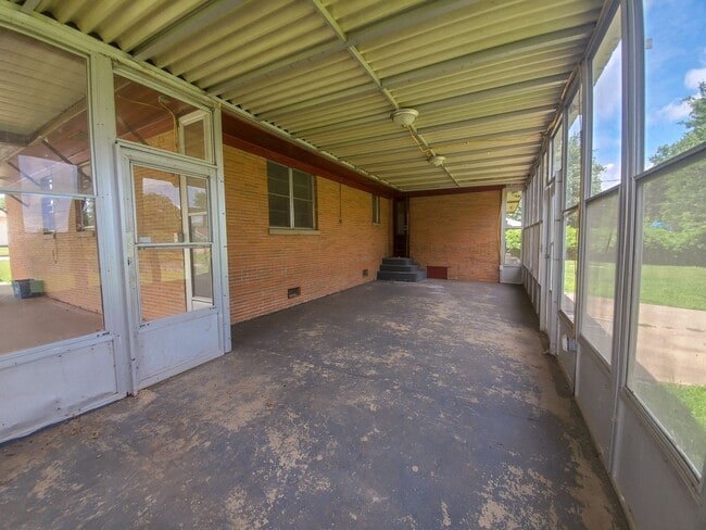 Building Photo - 4 Bedroom 2 bath Home in Shawnee