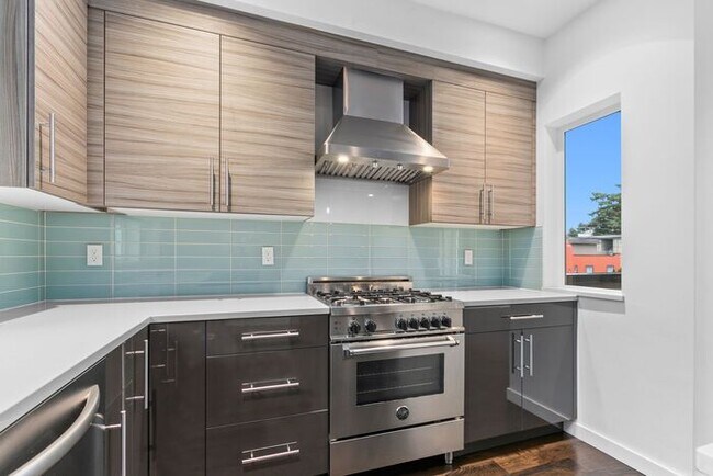 Building Photo - Stunning Modern Air-Conditioned in Coveted...