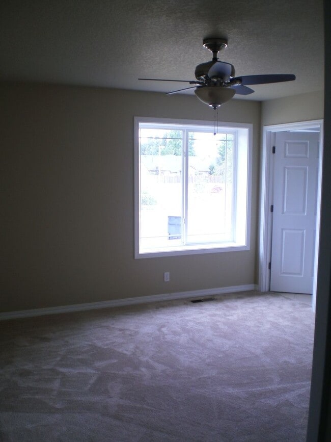 Building Photo - Spacious 3BR/ 2BA House