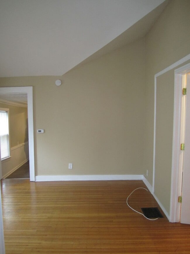 Building Photo - 2 Bedroom House!