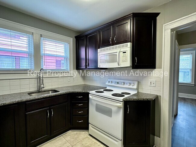 Building Photo - 851 Gardendale.