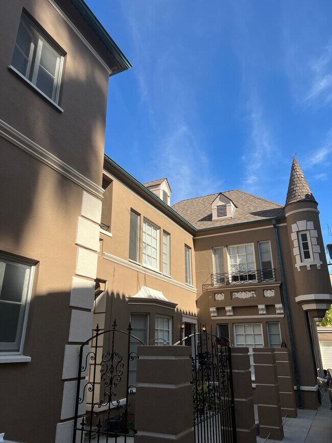Building Photo - 648 Burnside Ave